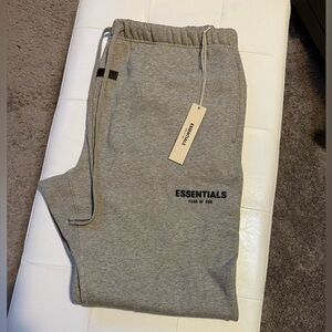 Fear of God Essentials Relaxed Sweatpants
(FW 23)- Dark Heather Oatmeal- XXL New